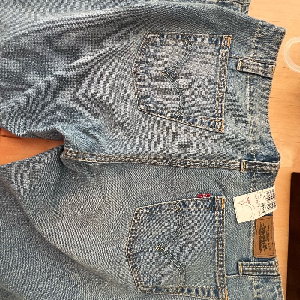 Women’s New Levi's Light Blue Denim Jeans with Tan Leather Patch - Picture 7 of 7